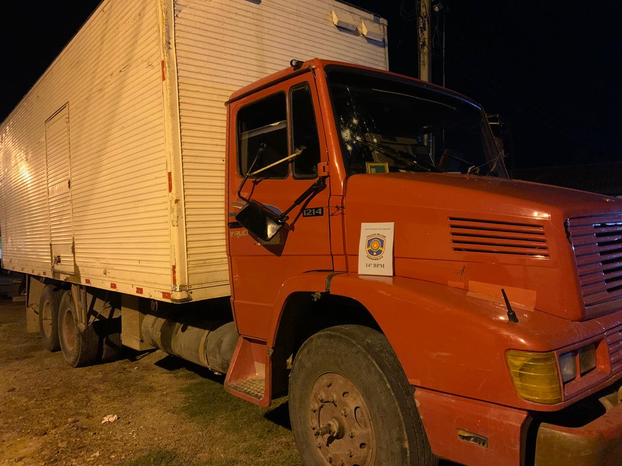 Polícia troca tiros com bandidos em Flores e recupera carga e caminhão roubados
