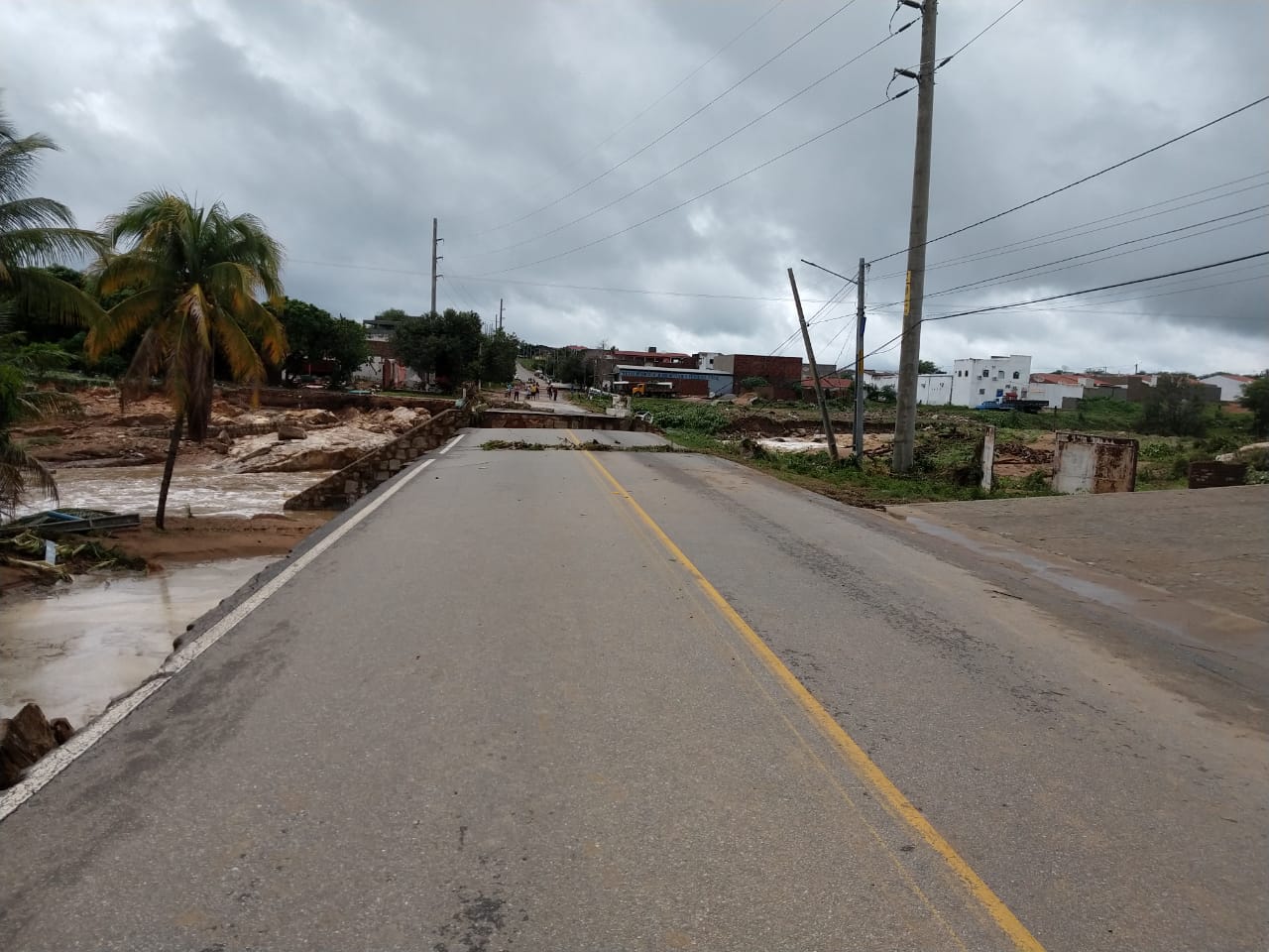 Equipes do Estado já estão em Afogados para recuperar estrada destruída no Borges