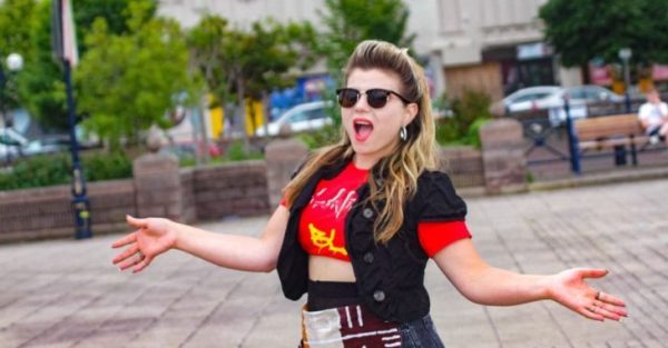 ‘Peguei o Coronavírus e me curei’ diz cantora Tabirense que mora no Reino Unido