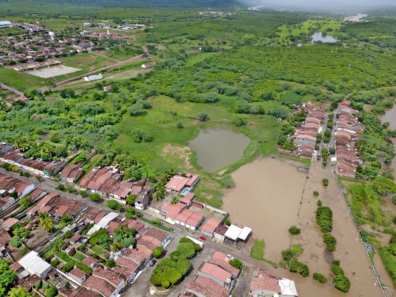 Temporal record no Pajeú causa alagamento e famílias recebem socorro imediato em Flores-PE
