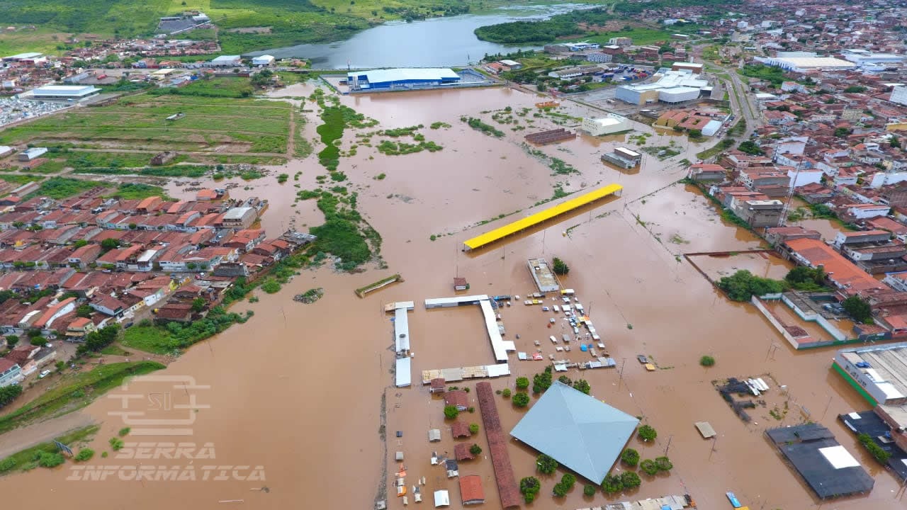 Veja imagens aéreas de Serra Talhada após inundação do Rio Pajeú