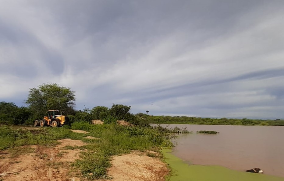 Prefeitura de Tuparetama realiza limpeza no sangradouro do Açude do Governo