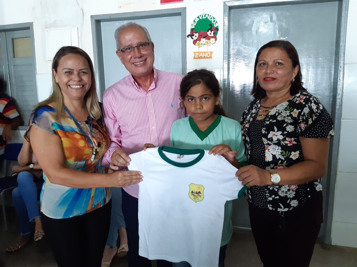 Fardamento novo é entregue nas escolas municipais de Tuparetama