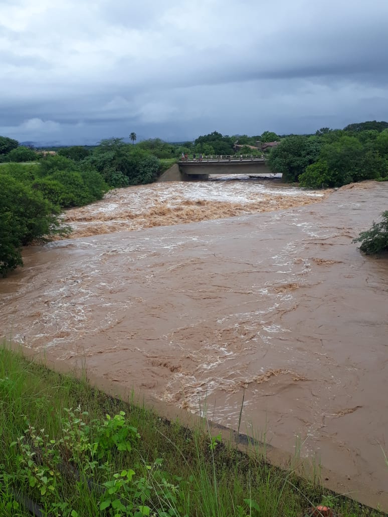 Confira fotos e vídeo do Riacho da Gangorra em Afogados tomando cheia