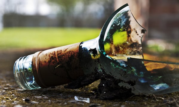 Homem quebra garrafa em braço da esposa em bairro de Serra Talhada