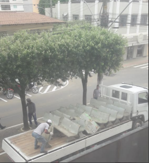 Prefeitura no ES retira os bancos de avenida para manter idosos em casa