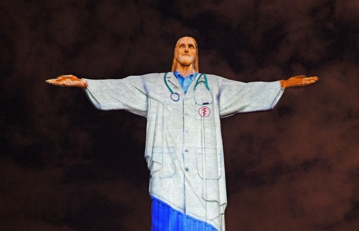 Cristo Redentor ‘veste’ jaleco para homenagear profissionais da saúde