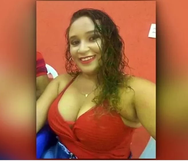 Jovem morre eletrocutada quando usava o celular ligado na tomada