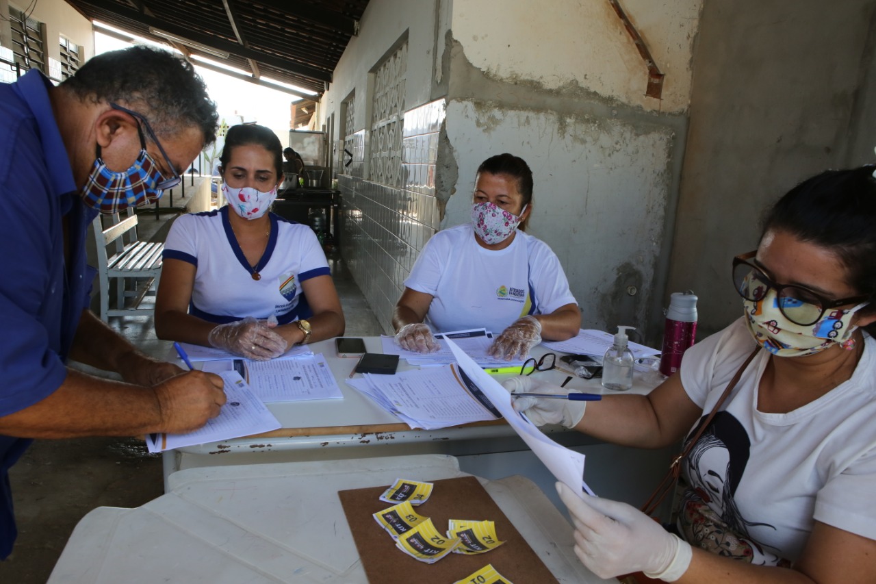 Prefeitura de Afogados entrega kits com merenda escolar para alunos da área urbana