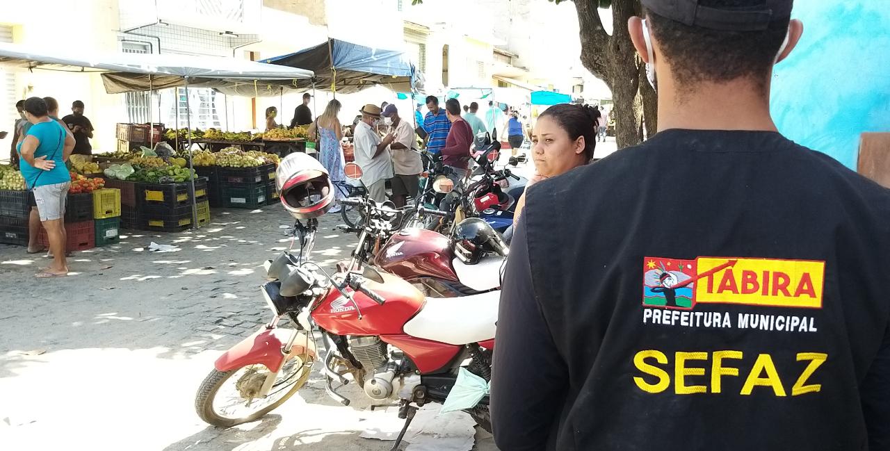 Feirantes e clientes voltam a desrespeitar orientações em prevenção ao novo coronavírus, em Tabira