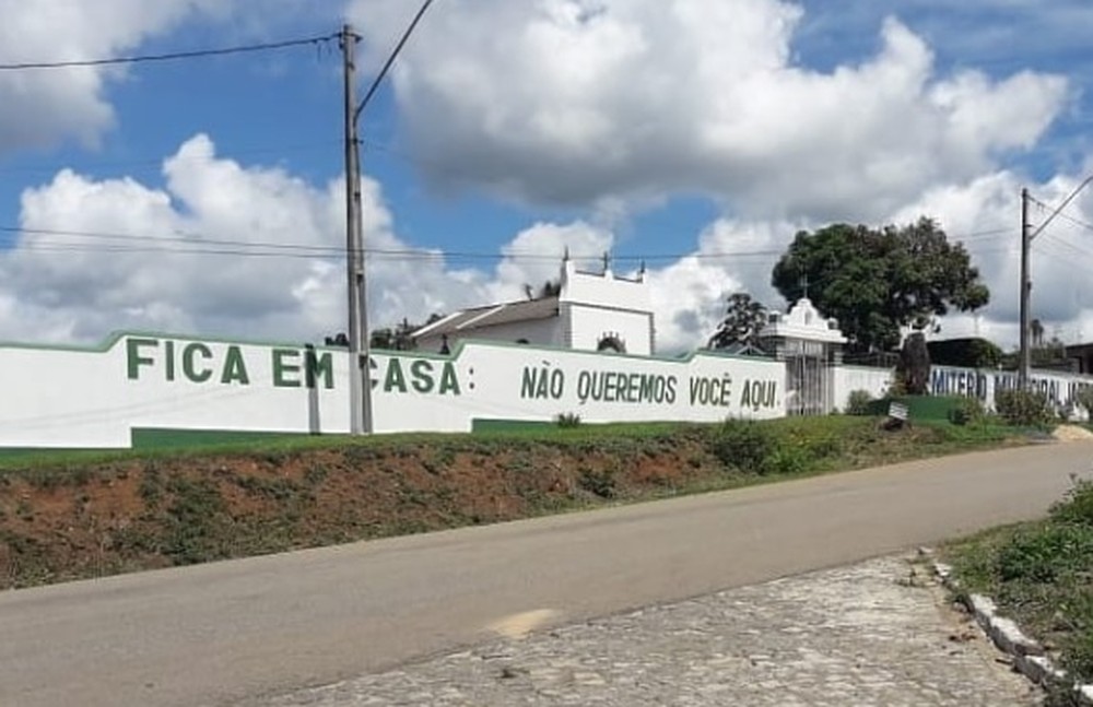 Cemitério no sul da Bahia pinta muros em campanha contra coronavírus: ‘Fique em casa! Não queremos você aqui’