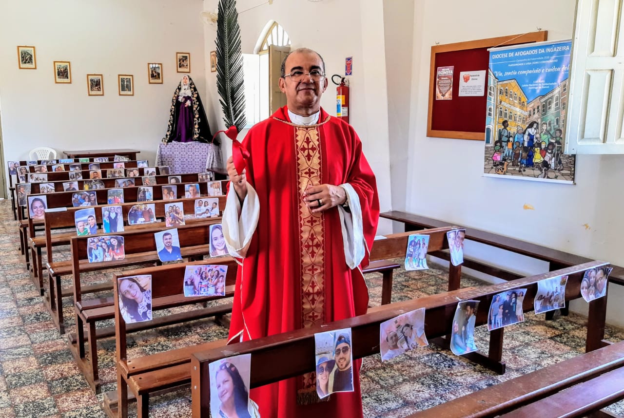 Afogados: Paróquia São Francisco põe fotos de fiéis nos bancos da igreja e emociona a todos