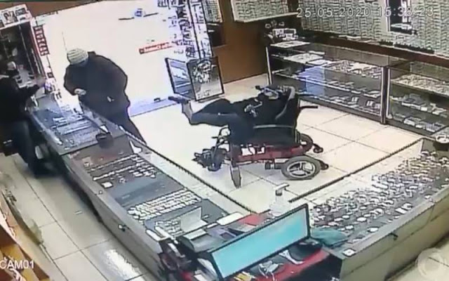 Cadeirante mudo assalta joalheria com arma nos pés; Veja vídeo