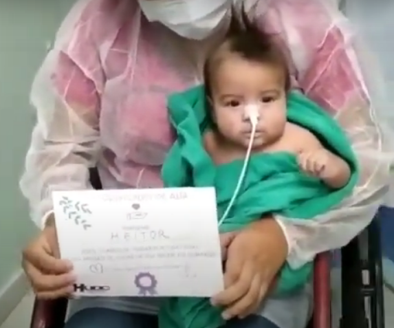 Bebê serra-talhadense de quatro meses que contraiu Covid-19 tem alta e emociona nas redes sociais; Veja vídeo