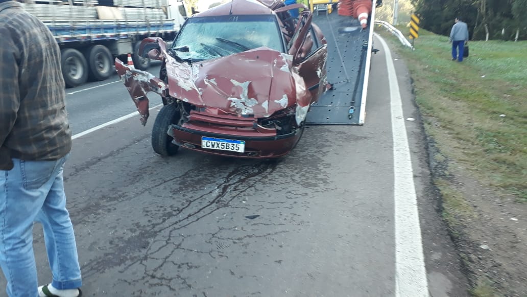 Carro é prensado por duas carretas em grave acidente na BR-376 e fica destruído