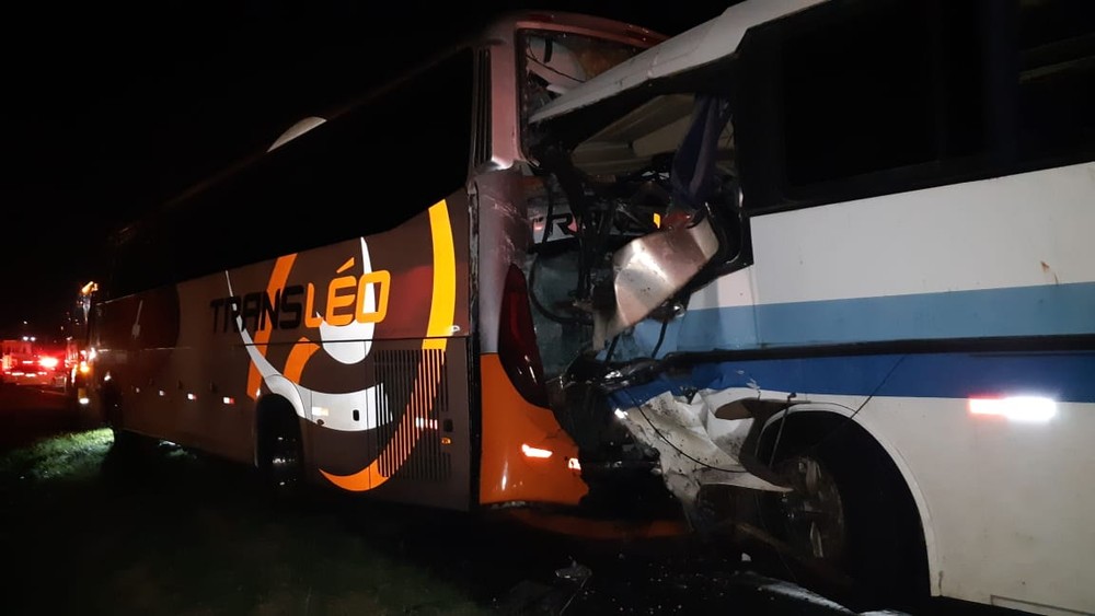 Acidente com dois ônibus mata motorista e deixa 16 feridos