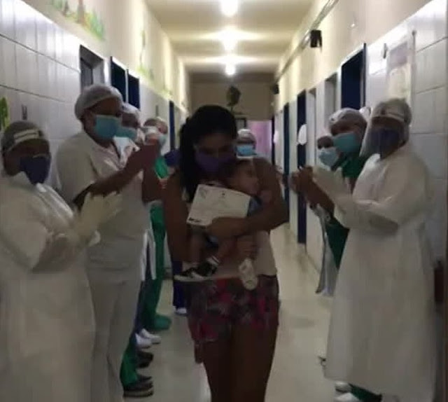 Nos braços da mãe, bebê serra-talhadense deixa hospital no Recife curado do coronavírus, confira o vídeo