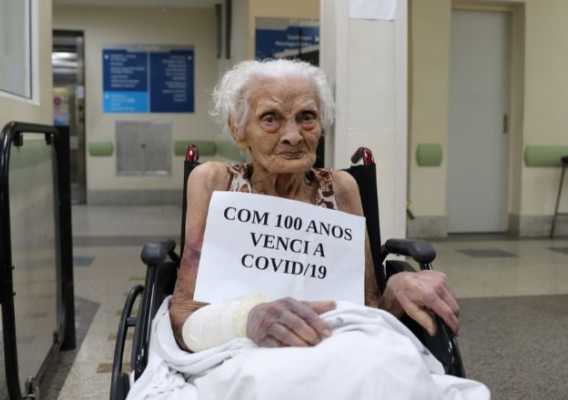 Idosa centenária vence o coronavírus e deixa hospital