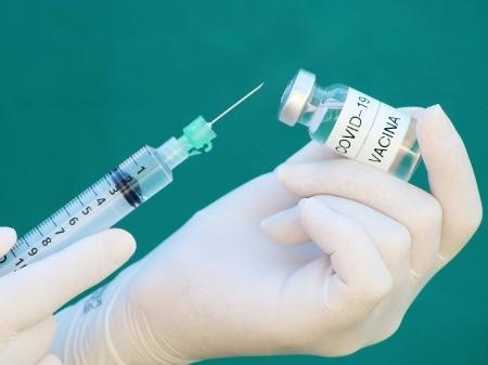 Vacina chinesa chega a SP e testes com voluntários devem começar nesta terça, segundo governo