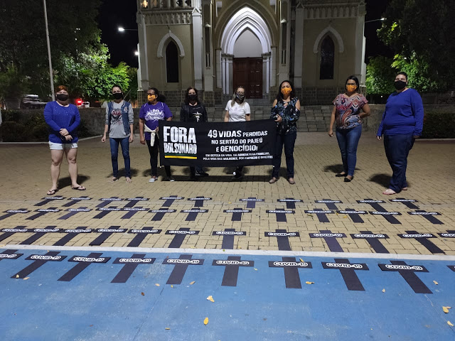 Movimento de Mulheres de Afogados da Ingazeira espalham cruzes na praça em protesto a Bolsonaro