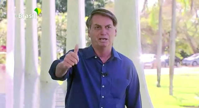 Após diagnóstico, Bolsonaro publica vídeo tomando hidroxicloroquina