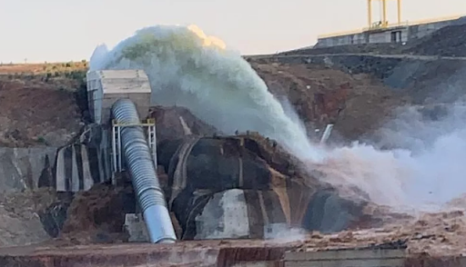 Vídeo mostra momento em que barragem rompe no CE