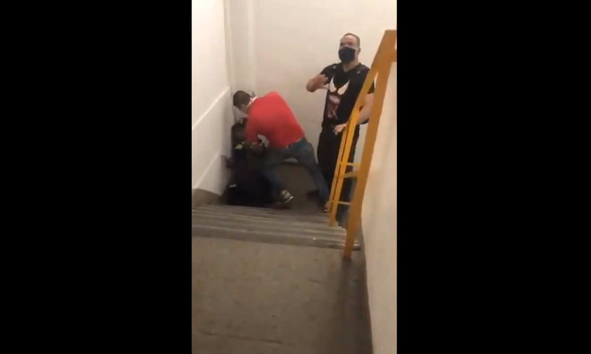 Jovem negro é agredido em shopping e diz ter sido confundido com ladrão; veja vídeo