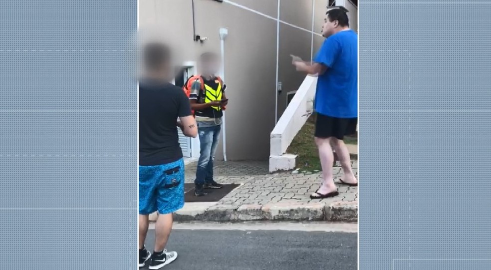 Entregador sofre ofensas racistas em condomínio; veja vídeo