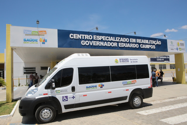 Prefeitura de Afogados entrega ambulância com acessibilidade para atender pacientes do Centro de Reabilitação