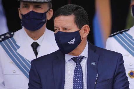 ‘Estou angustiado também, quero ser vacinado’, diz Mourão