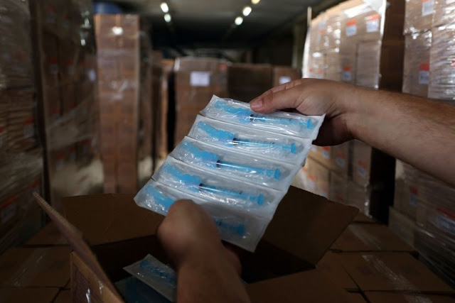 Ministério diz que Pernambuco não tem seringas para vacinar grupo prioritário; Estado nega