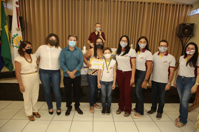 Afogados tem 40 medalhistas em Olimpíada Internacional de Matemática. Medalhas foram entregues nesta quinta (11)