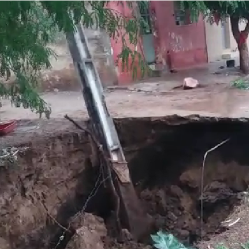 Cratera se abre e ‘engole’ poste no centro de Afogados. Celpe e equipe da prefeitura estiveram no local.
