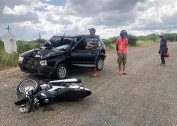 Colisão entre moto e carro deixa feridos em Tabira