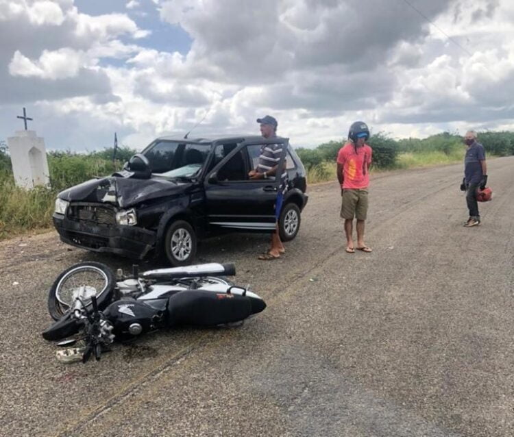 Colisão entre moto e carro deixa feridos em Tabira