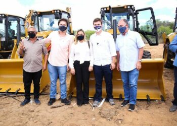 TABIRA: Nicinha Melo conquista retroescavadeira e mais de 7 milhões em emendas