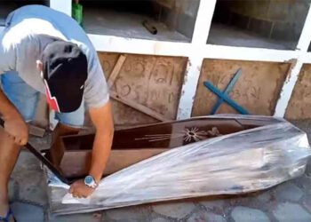 Vereador abre caixão com facão para provar que homem não morreu de COVID-19