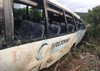 Acidente com ônibus TFD de Brejinho na tarde deste domingo (18)