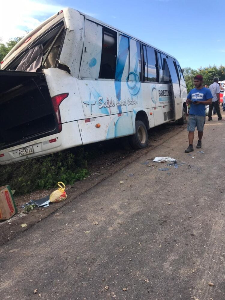 Acidente com ônibus TFD de Brejinho na tarde deste domingo (18)
