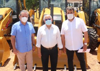 Secretário Paulo Jucá representa o prefeito Evandro Valadares em recebimento de retroescavadeira