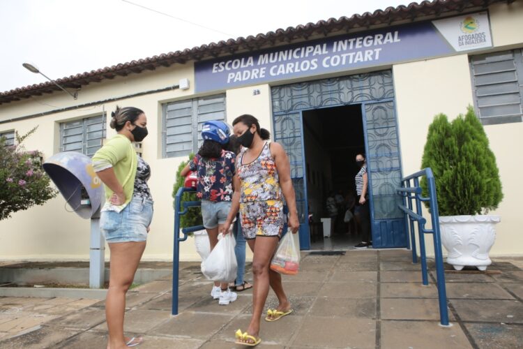 AFOGADOS: Prefeitura distribui merenda para quatro mil famílias