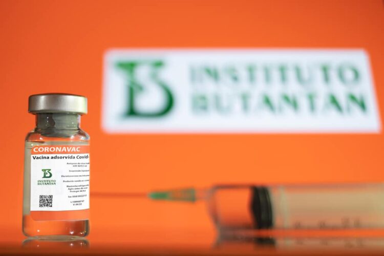 Butantan suspende envasamento de doses da CoronaVac após falta de matéria-prima