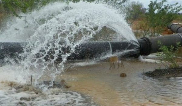 Vazamento de grande porte na Adutora do Pajeú deixa Carnaíba e Quixaba sem abastecimento de água