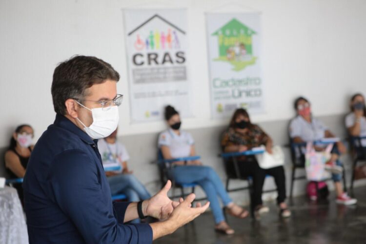 AFOGADOS: Prefeito Alessandro Palmeira participa de encontro com profissionais da Assistência Social