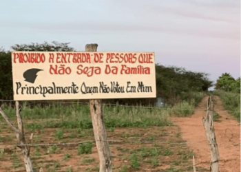 “Proibida a entrada de pessoas que não seja da família, principalmente quem não votou em mim”, diz placa na propriedade do vereador Cancão