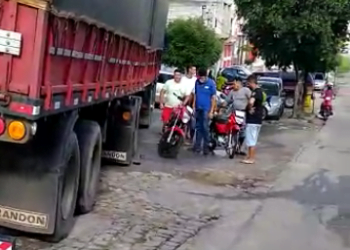 Afogados: carreta desgovernada atinge motos no Centro da cidade, confira vídeo