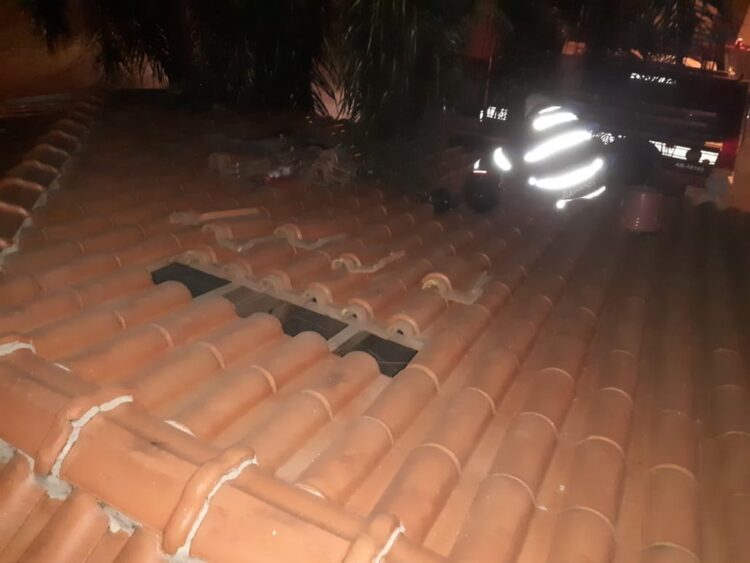 SERRA TALHADA: Bombeiros resgatam criança que subiu e ficou presa em telhado de casa