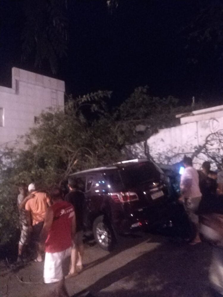 AFOGADOS: árvore cai em cima de veículo na Praça do cemitério velho