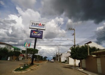 ACIDENTE: carro desgovernado atropela avô e neto em Serra Talhada