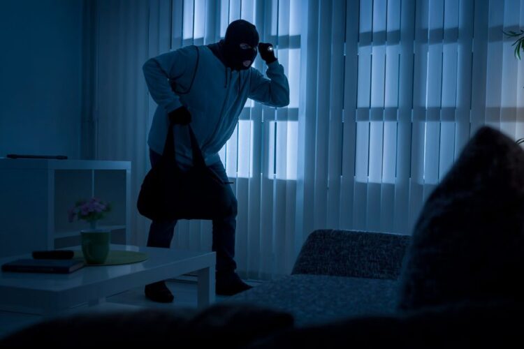 Ladrão invade residência no Centro de Serra Talhada, rouba objetos e se fere durante a fuga